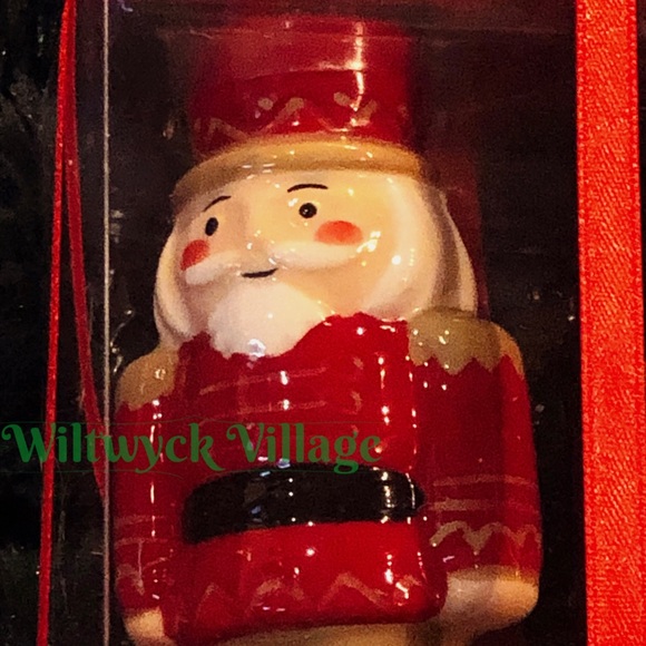 Lang Set of 2 Hand Painted Nutcracker Salt + Pepper Shakers - Picture 2 of 6